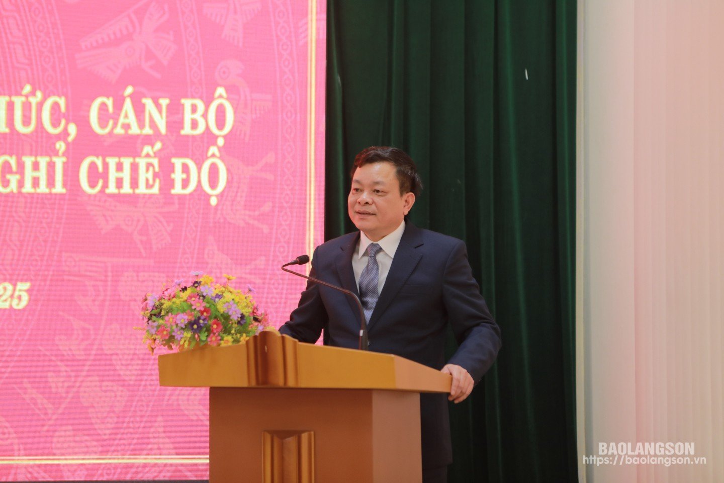 Comrade Nguyen Quoc Khanh, Member of the Provincial Party Standing Committee, Head of the Provincial Party Committee's Propaganda and Mass Mobilization Department, spoke at the conference.