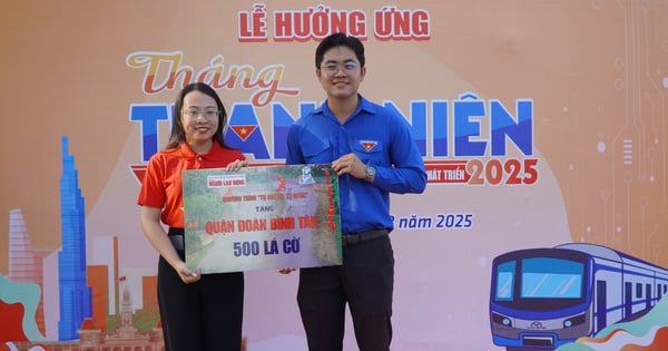 El periódico Nguoi Lao Dong entregó 500 banderas a la Unión de Jóvenes del Distrito de Binh Tan