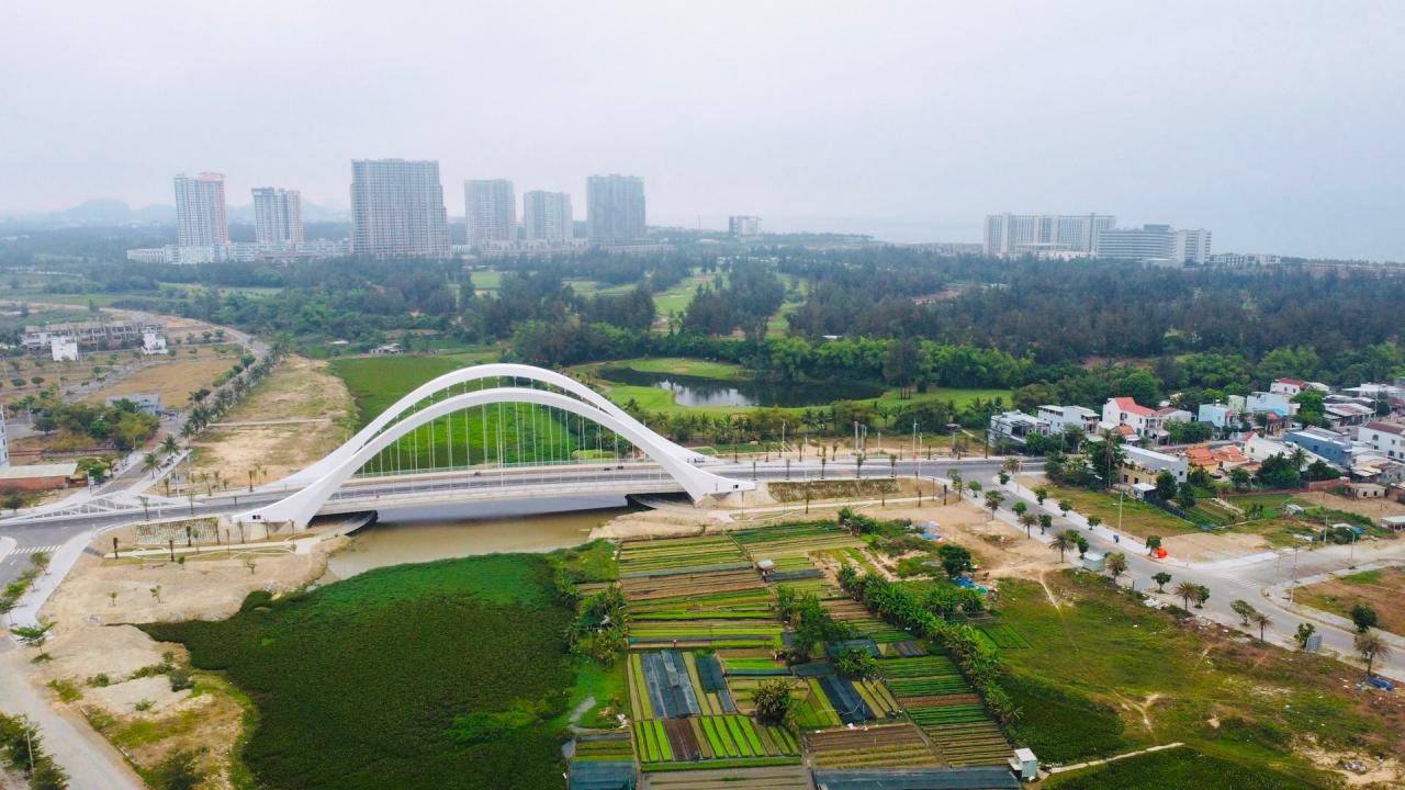 Der an die Stadt Da Nang grenzende Abschnitt des Flusses Co Co ist fast vollständig verschlammt. Foto: Q.T