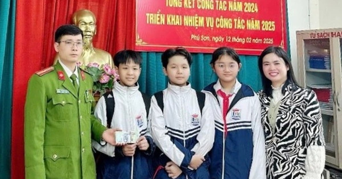 4 học sinh nhặt được 40 triệu đồng, nhờ công an tìm người làm rơi