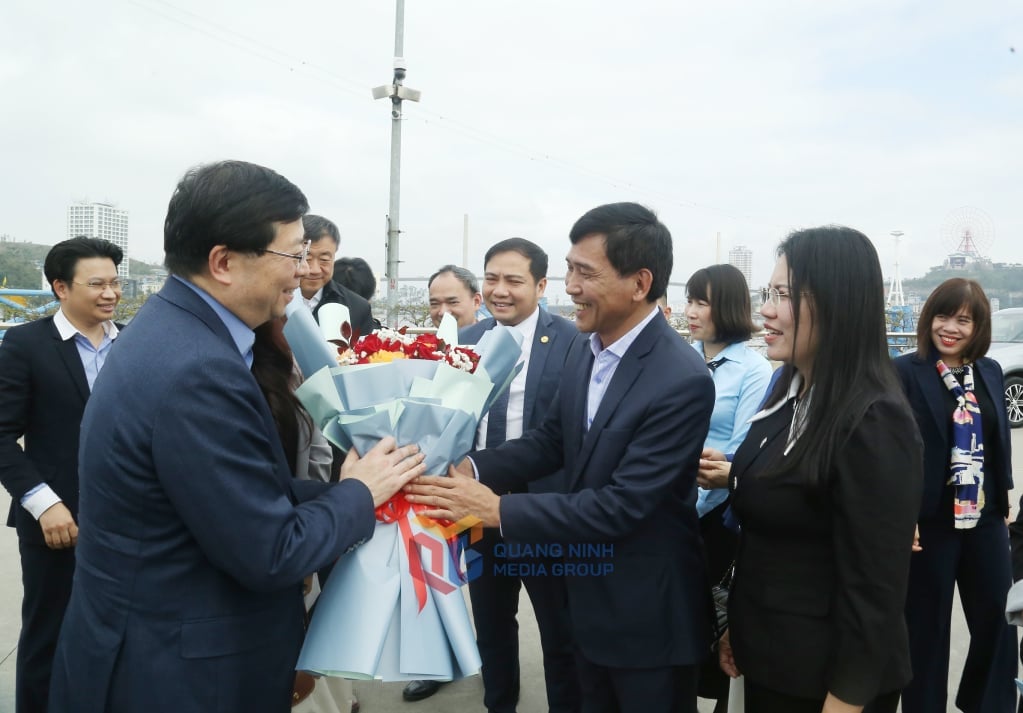 Chủ tịch UBND TP Hạ Long tặng hoa chào mừng Giáo sư, Tiến sĩ Khưu Dũng, Bí thư Đảng ủy Đại học Thanh Hoa đến thăm Vịnh Hạ Long.