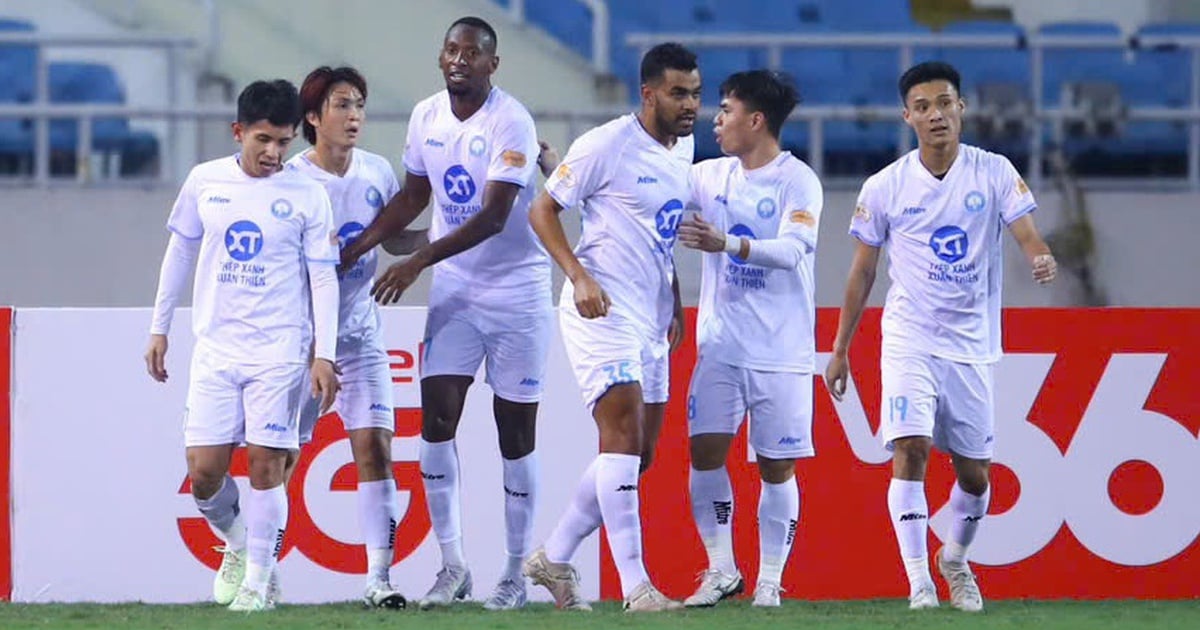 Hong Duy y Van Vi anotaron, el club Nam Dinh mantuvo firmemente la primera posición en la V-League