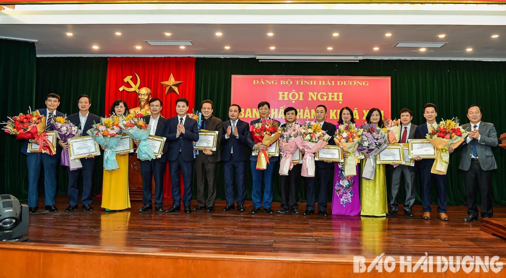 도당위원회 상무위원회는 조기 퇴직을 요청한 간부들에게 공로증과 꽃을 수여하여 축하하고 조직기구를 마련하는 데 도움을 주었습니다.