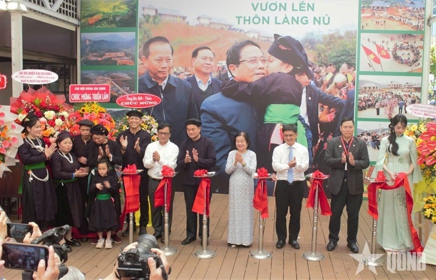 Delegates and guests cut the ribbon to open the exhibition.