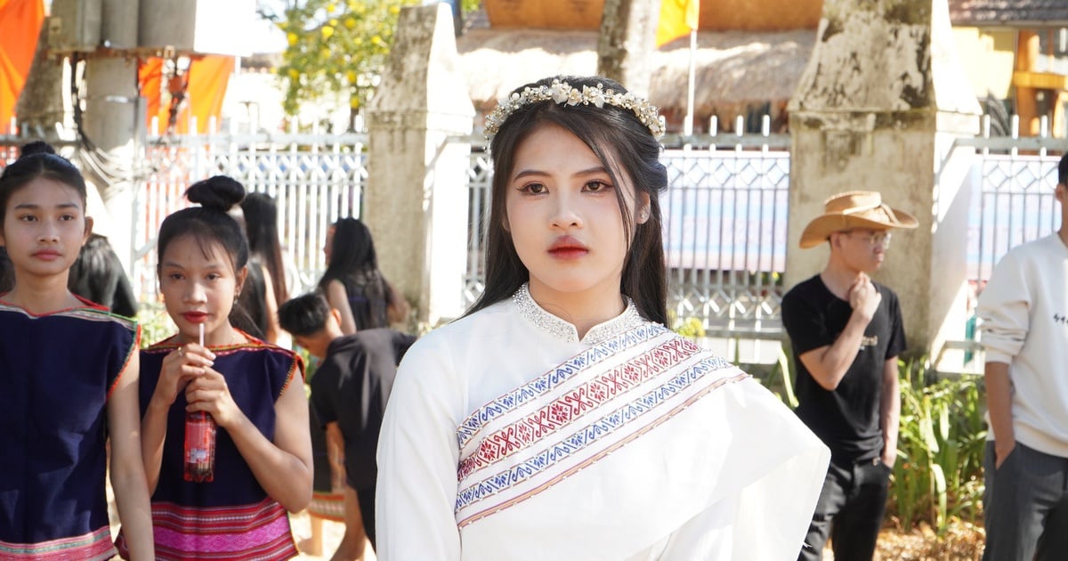 More than 1,000 students perform gongs and brocade costumes