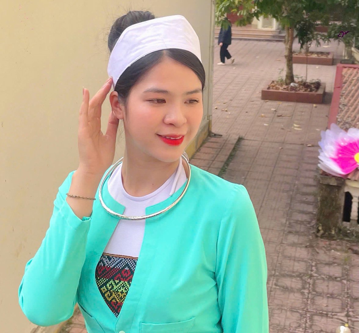 Turban dans le costume des femmes Muong