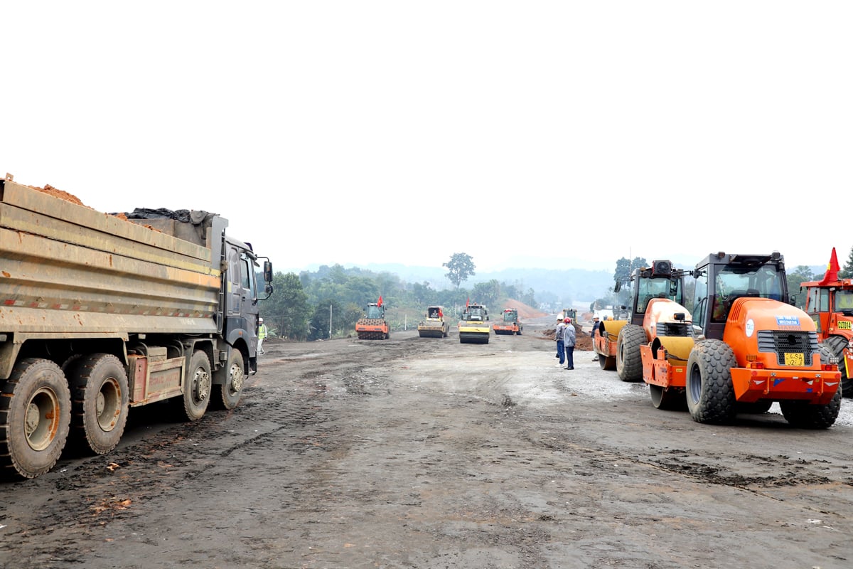 Das Schnellstraßenprojekt Tuyen Quang – Ha Giang, Phase 1, der Abschnitt durch die Provinz Ha Giang, befindet sich aktiv im Bau.