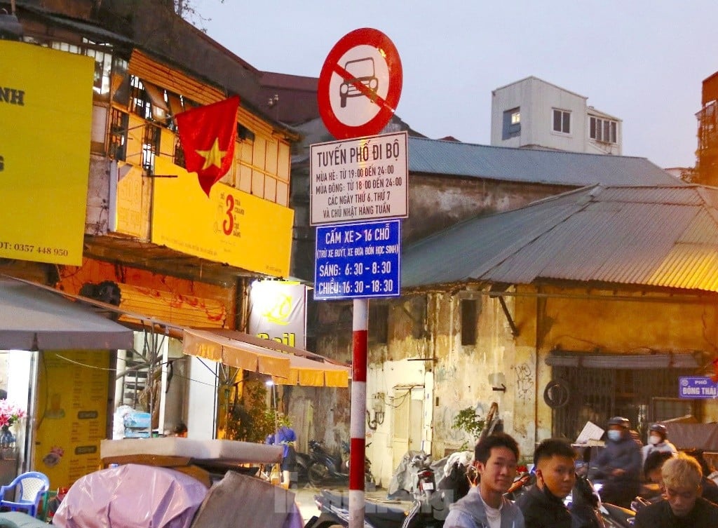 Ab heute ist es Fahrzeugen mit 16 Sitzplätzen während der Hauptverkehrszeit verboten, in der Altstadt von Hanoi zu zirkulieren. Foto 2