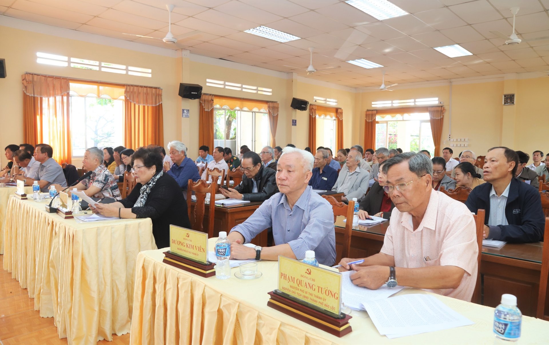 អតីតថ្នាក់ដឹកនាំខេត្ត Lam Dong និងទីក្រុង Bao Loc តាមសម័យកាលបានចូលរួមសន្និសីទ។