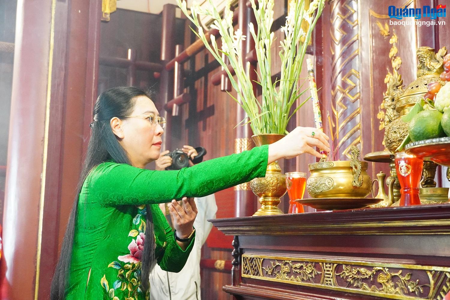 Offering incense to commemorate the 119th birthday of Prime Minister Pham Van Dong