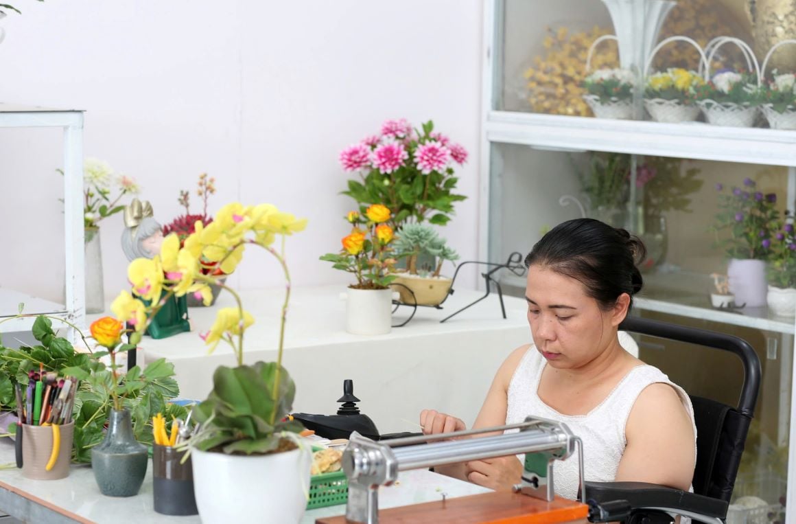 Schöne Tonblumen von behinderter Frau