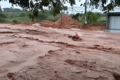 Una inundación de arena arrasó la carretera y arrastró a una niña que viajaba en motocicleta en la ciudad de Phan Thiet