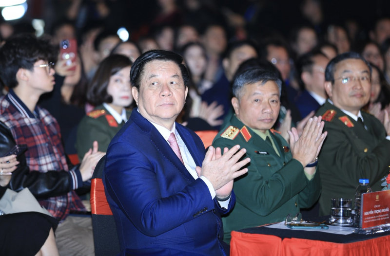 El camarada Nguyen Trong Nghia, miembro del Politburó, secretario del Comité Central del Partido y jefe de la Comisión Central de Propaganda y Educación, asistió al programa.