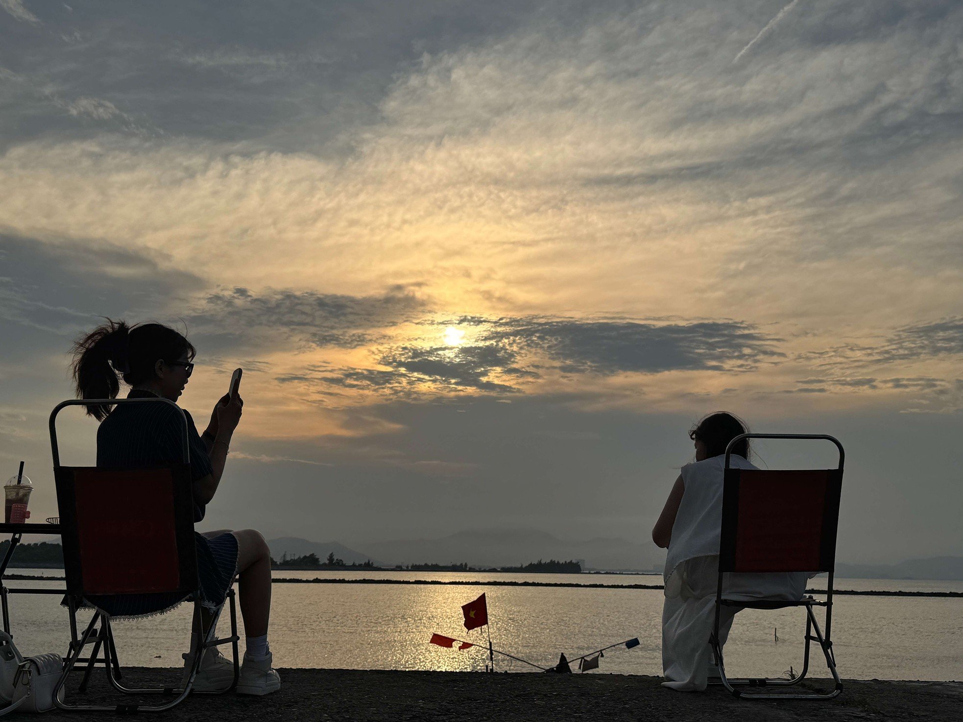 Den extrem „coolen“ Sonnenuntergang unter der Brücke beobachten, die den Fluss vom Meer in Da Nang trennt. Foto 11