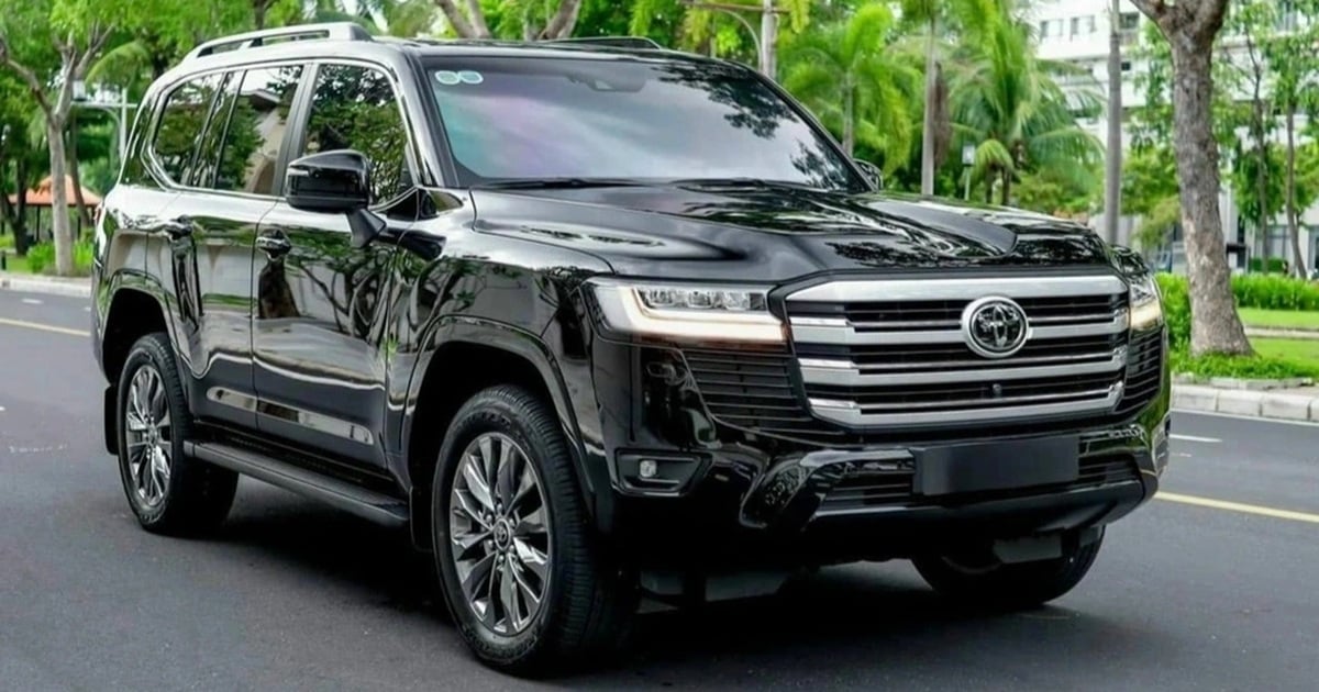 Toyota Land Cruiser "President's car" increased in price by nearly 300 million VND in Vietnam