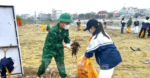 Chiến sĩ bộ đội biên phòng cùng đoàn viên thanh niên làm sạch bãi biển