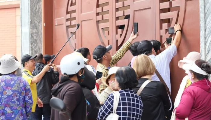 El público se indignó cuando los YouTubers rodearon el funeral de Quy Binh para transmitirlo en vivo.