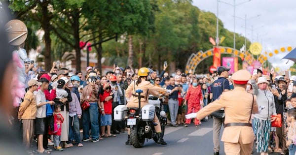 Nahaufnahme von Zehntausenden Menschen, die sich beim Straßenfest drängen