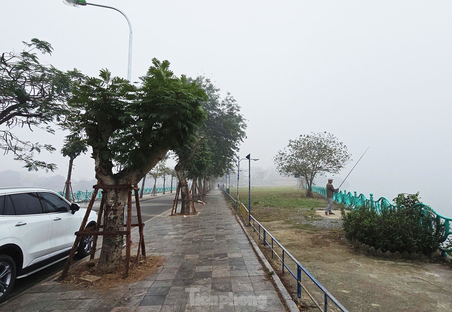 Close-up of two roads along West Lake that will soon be expanded to 21m photo 6