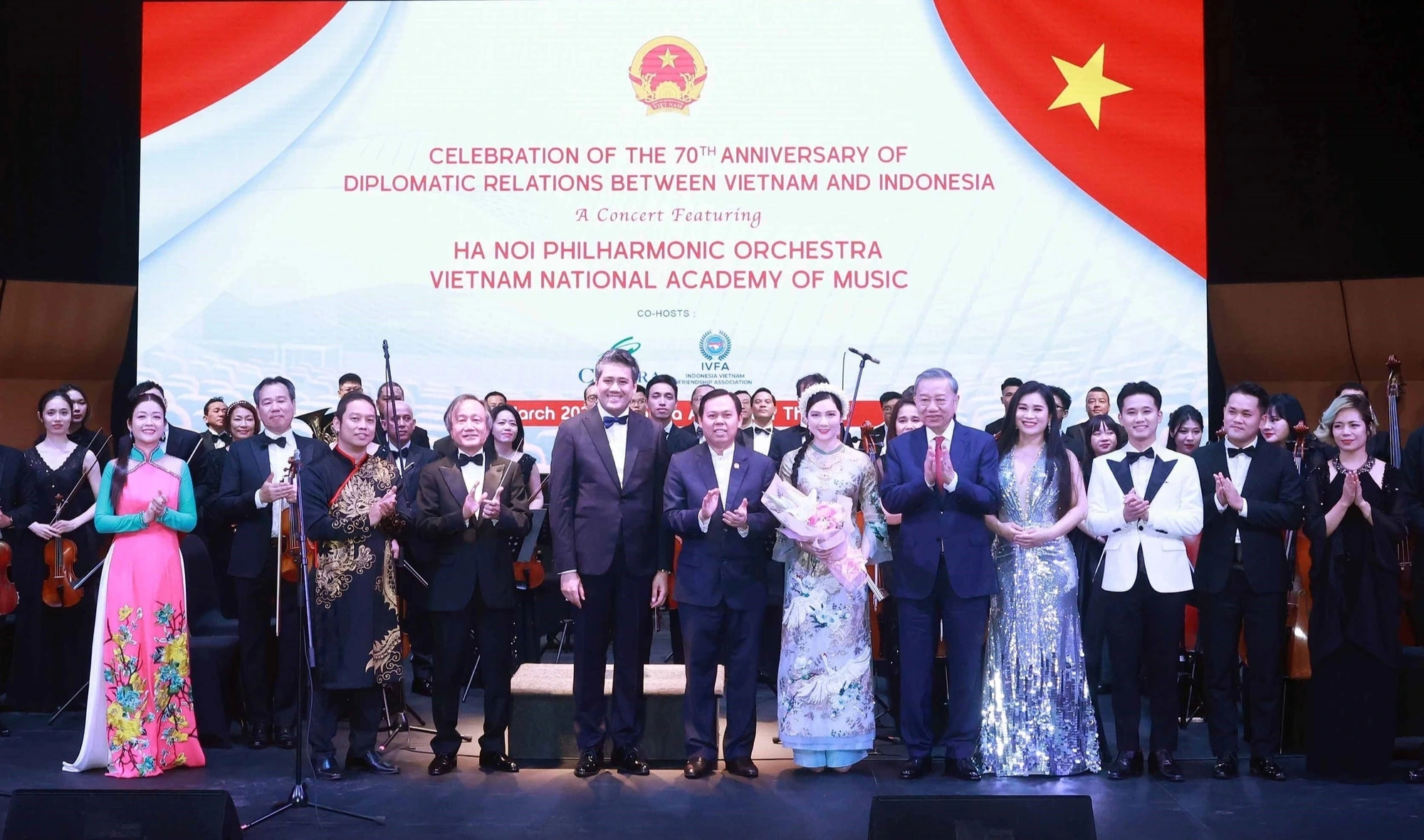 Le secrétaire général To Lam assiste à un concert célébrant les 70 ans des relations diplomatiques entre le Vietnam et l'Indonésie