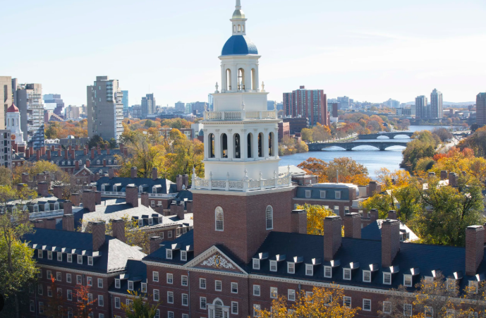 ¿Cómo gastan su dinero los estudiantes “súper ricos” de Harvard?