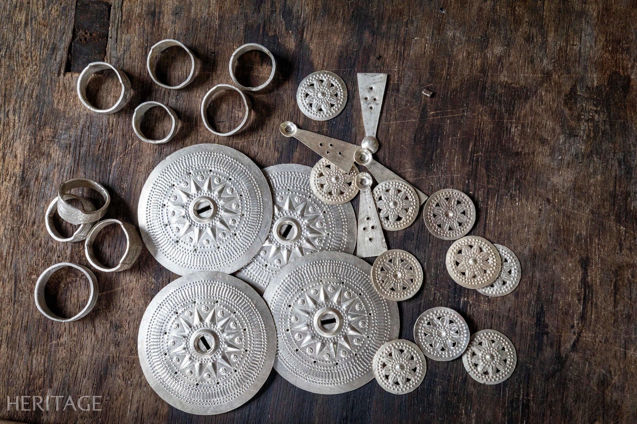 Learn about the traditional silver carving craft of the Dao people