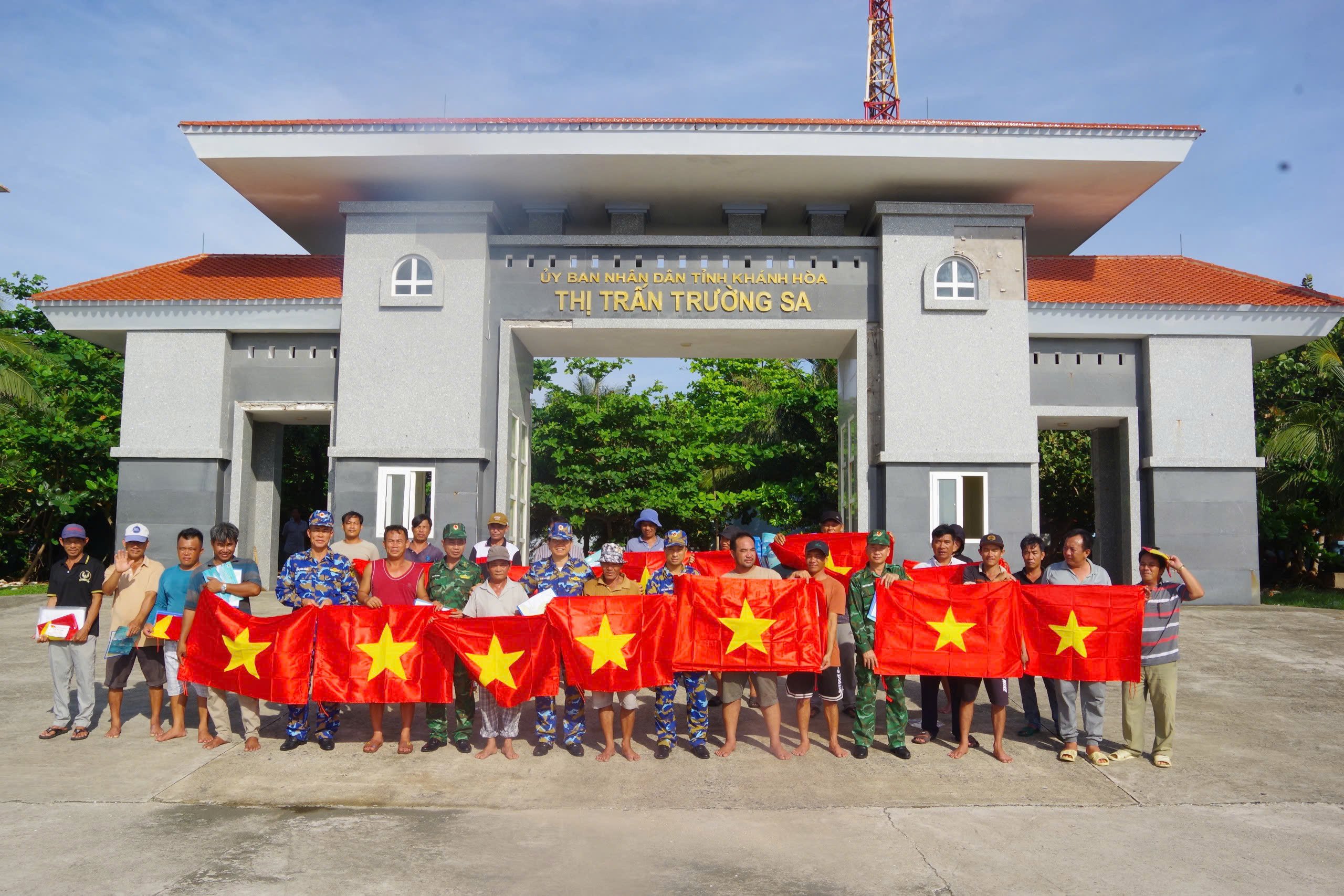 Ngư dân Ninh Thuận bị cá mao tiên đâm vào chân được cấp cứu kịp thời - Ảnh 2.