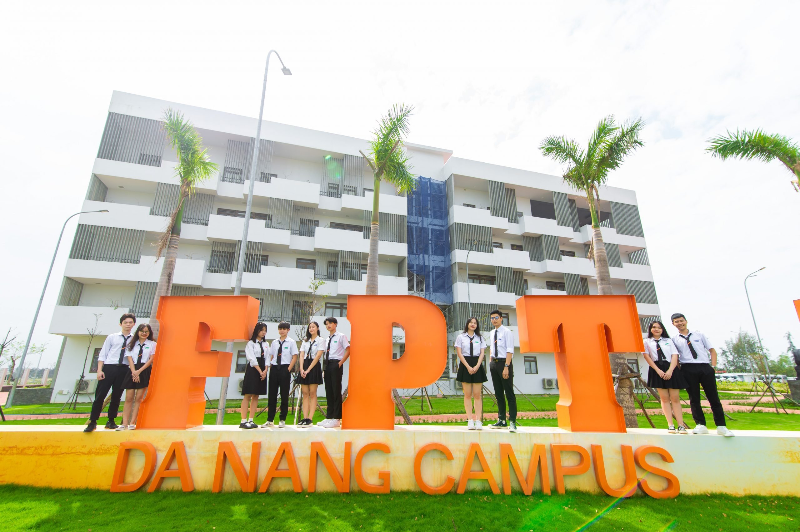 Als Pionier in der KI-Anwendung ist die FPT School Da Nang führend im Lehrtrend