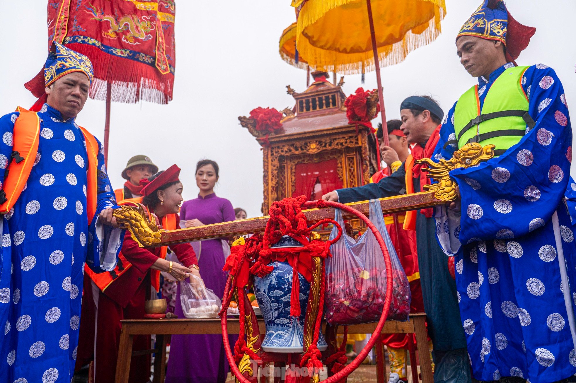 Thousands of people attend Tranh Temple Festival 2025 photo 24