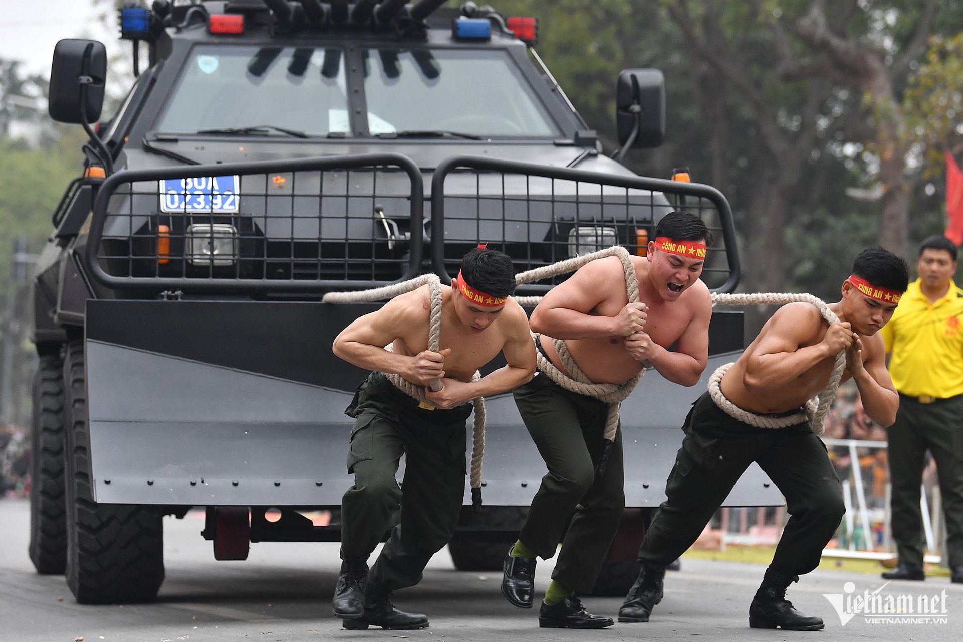 Una nueva demostración de poder policial en la calle peatonal del lago Hoan Kiem