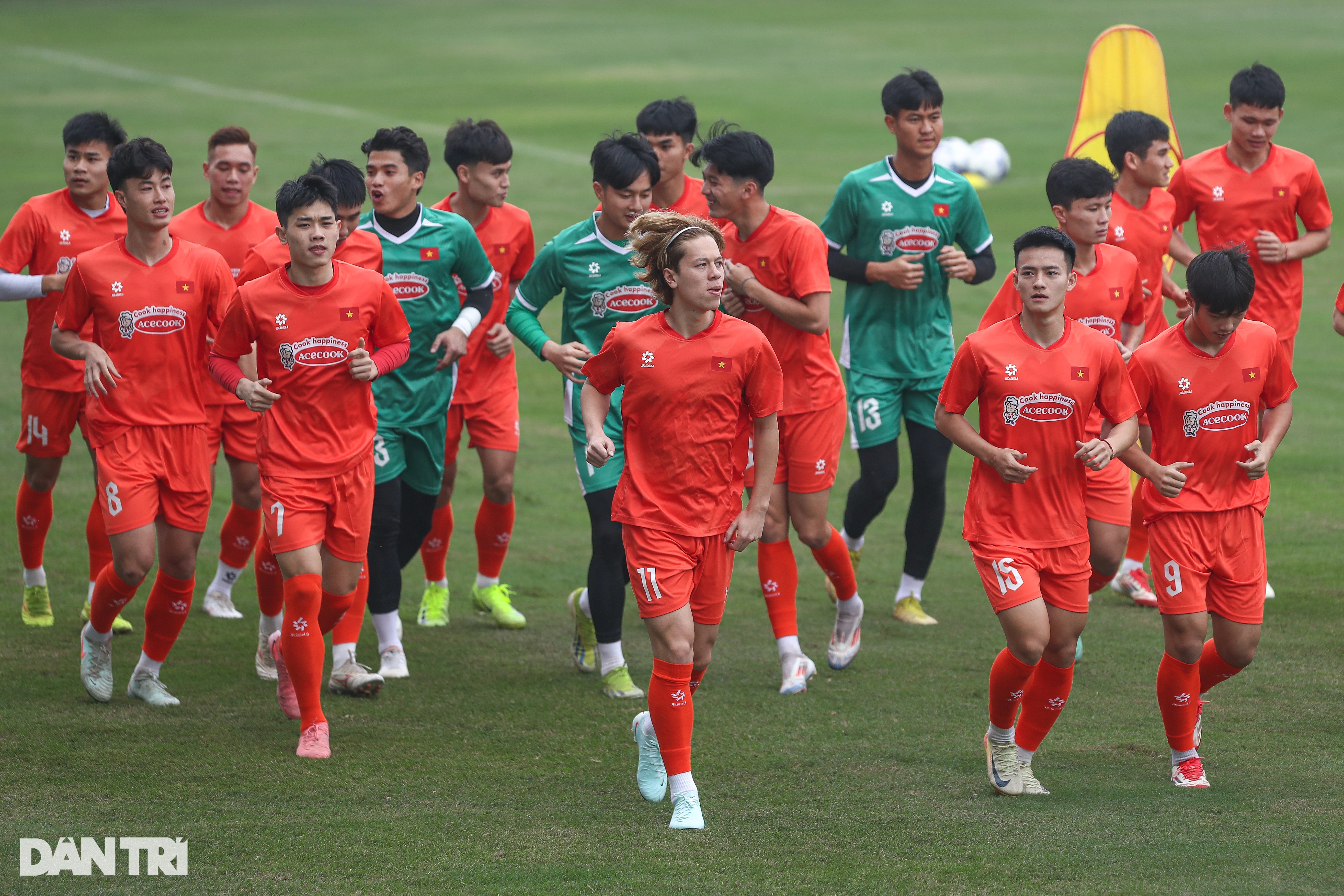 El jugador vietnamita en el extranjero se muestra muy decidido en la primera sesión de entrenamiento con Vietnam Sub-22