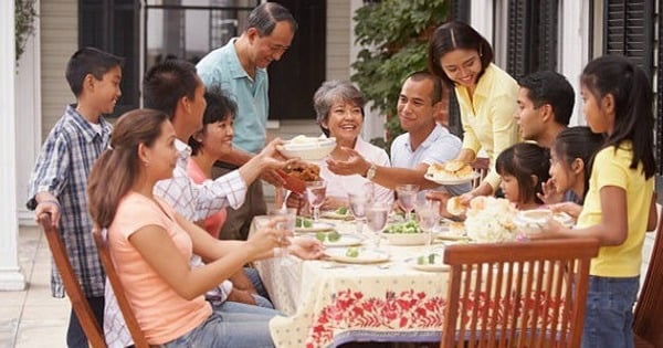 再会の夕食会で、もし家族にこの二つの言葉がなかったら、貧困はさらに恐ろしいものになるだろうと気づきました。