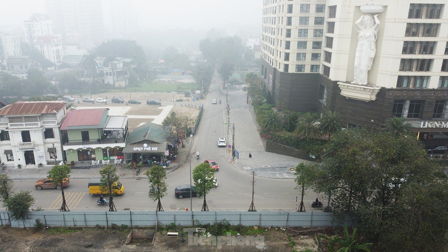 Close-up of two roads along West Lake that will soon be widened to 21m photo 9