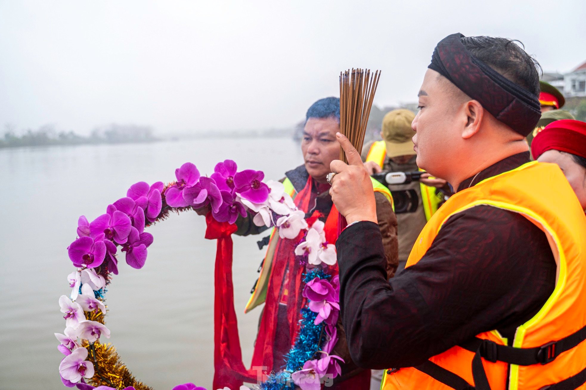 Thousands of people attend Tranh Temple Festival 2025 photo 25