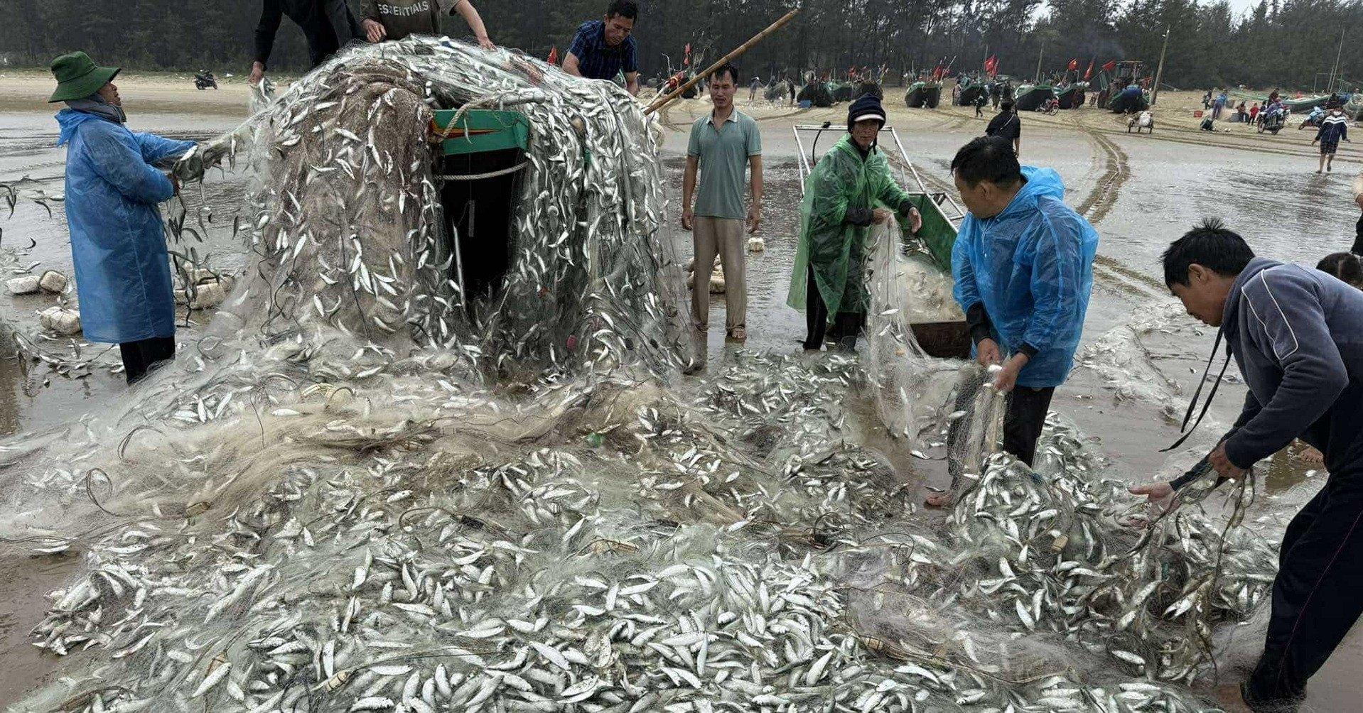 Después de haber pescado 1,5 toneladas de arenque, el barco de los pescadores fue volcado por las olas.