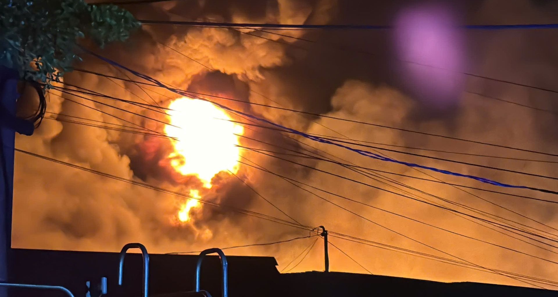 Gran incendio en una fábrica de pinturas por la noche, se escucharon muchas explosiones