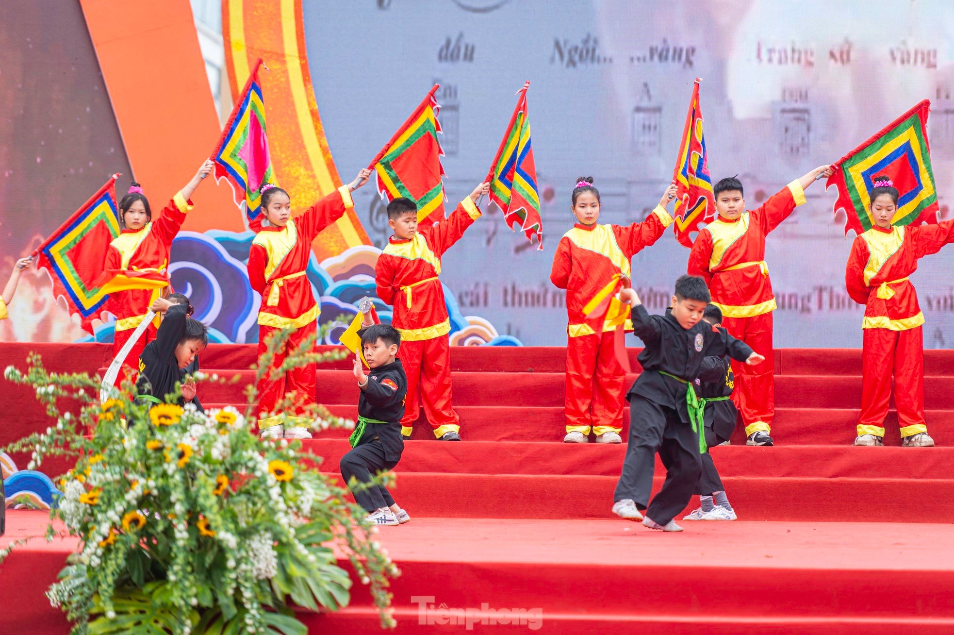 Thousands of people attend Tranh Temple Festival 2025 photo 7