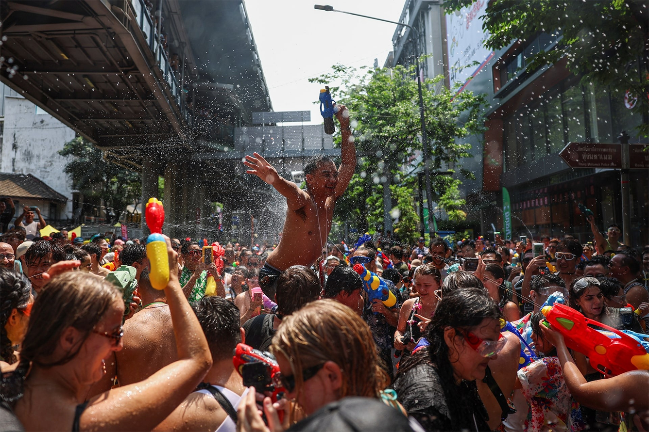 kinh-nghiem-du-lich-thai-lan-dip-le-30-4-dia-diem-le-hoi-songkran-12.png