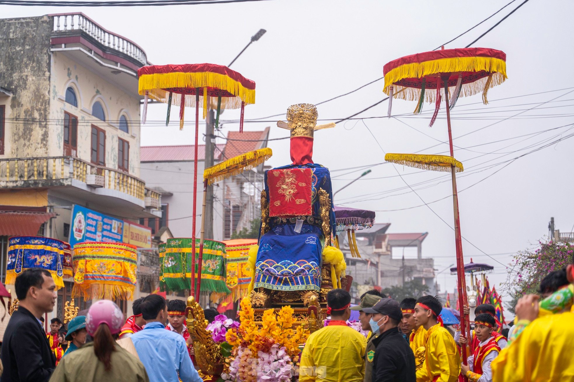 Thousands of people attend Tranh Temple Festival 2025 photo 19