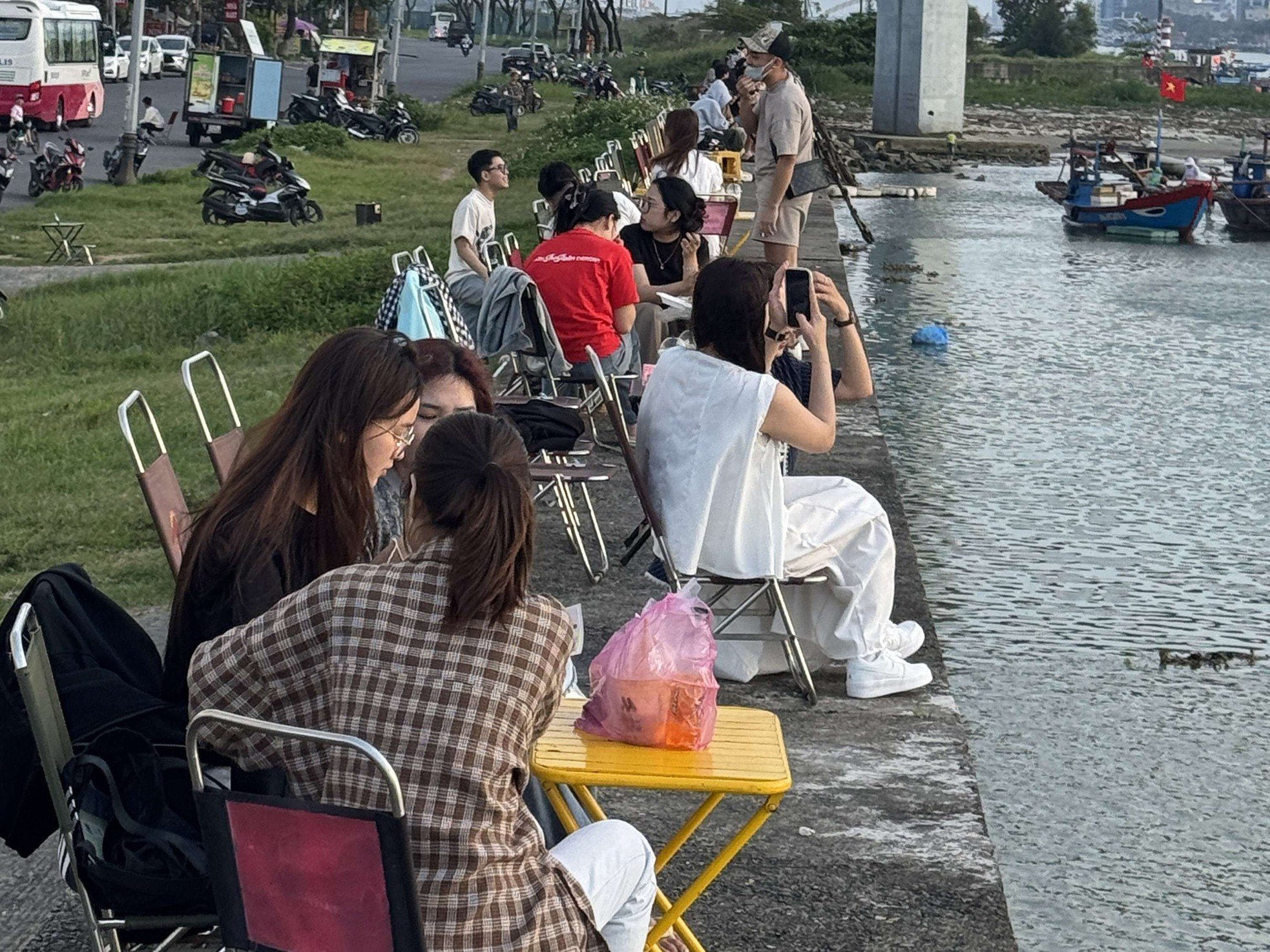 Den extrem „coolen“ Sonnenuntergang unter der Brücke beobachten, die den Fluss vom Meer in Da Nang trennt. Foto 2