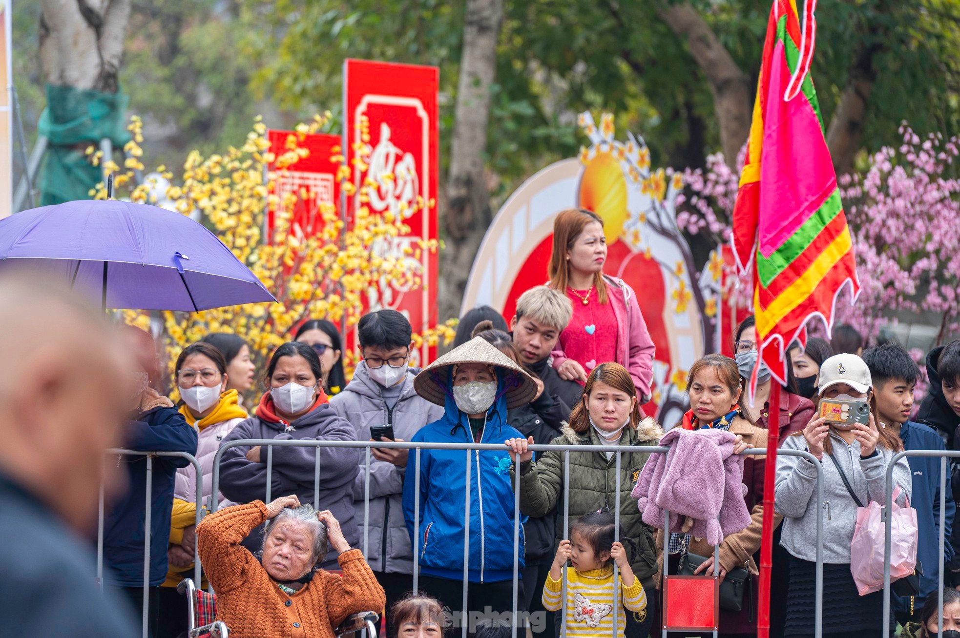 Thousands of people attend Tranh Temple Festival 2025 photo 17