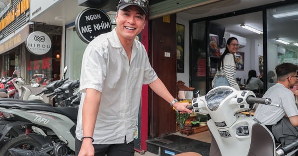 Después de la imagen de la transmisión en vivo de la venta de autos, se vio a Hong Dang empujando autos para los clientes y ayudando a su esposa a servir fideos en una famosa tienda de fideos en Hanoi.