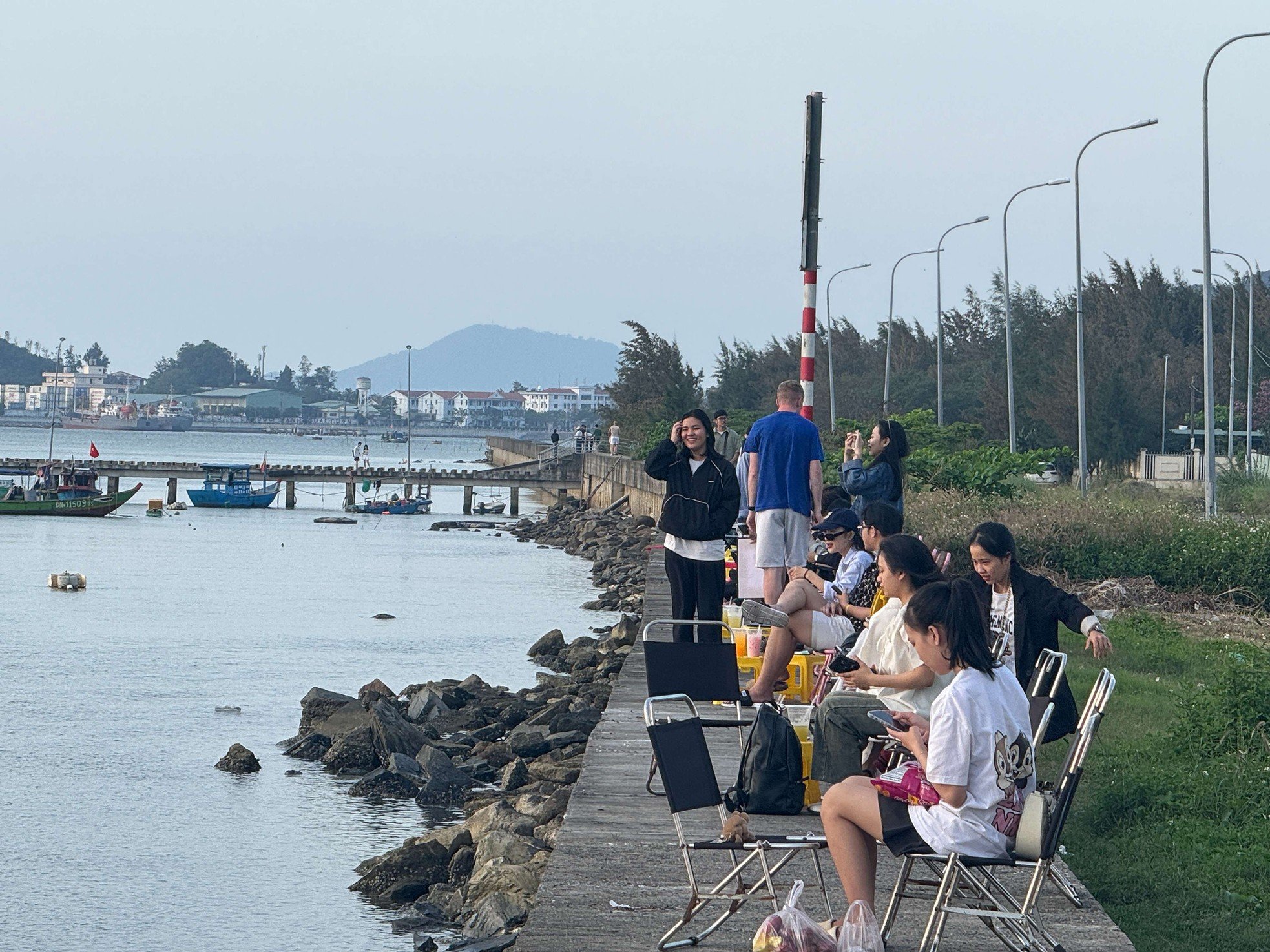 Den extrem „coolen“ Sonnenuntergang unter der Brücke beobachten, die den Fluss vom Meer in Da Nang trennt. Foto 3