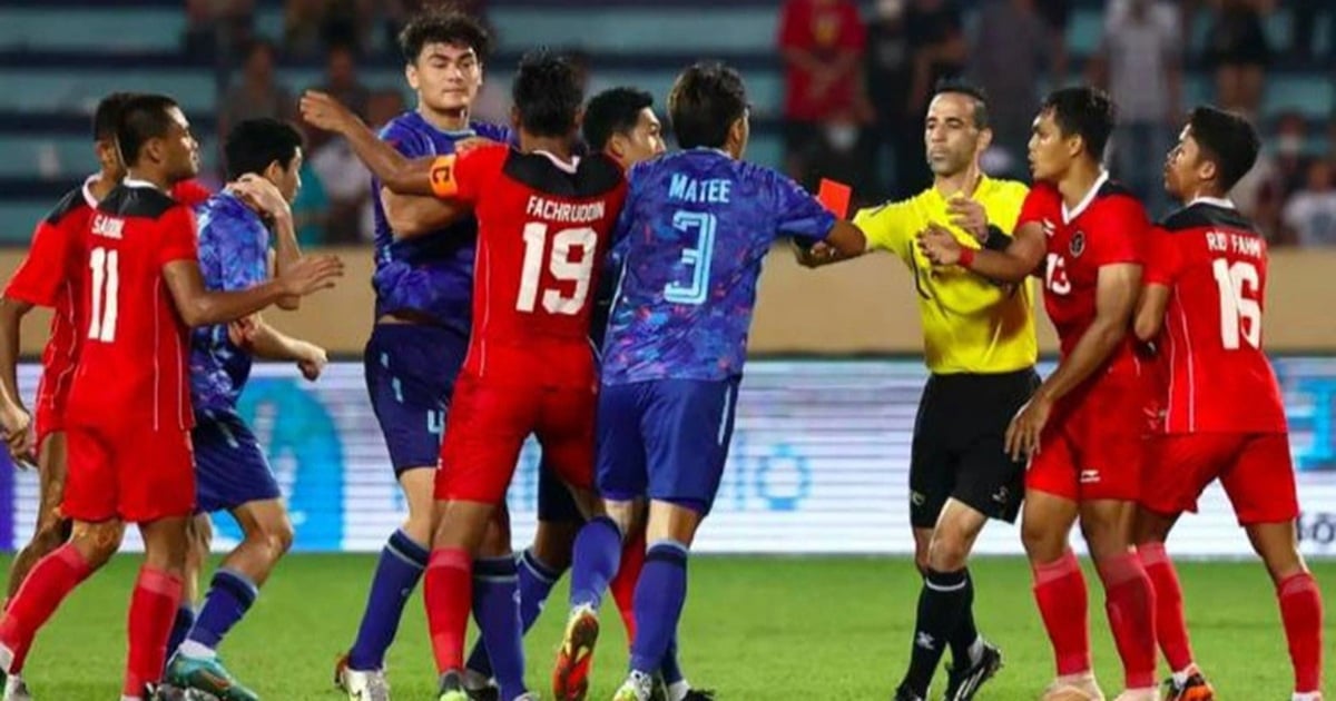 Referee causing a stir at SEA Games officiated the match between Vietnam and Laos