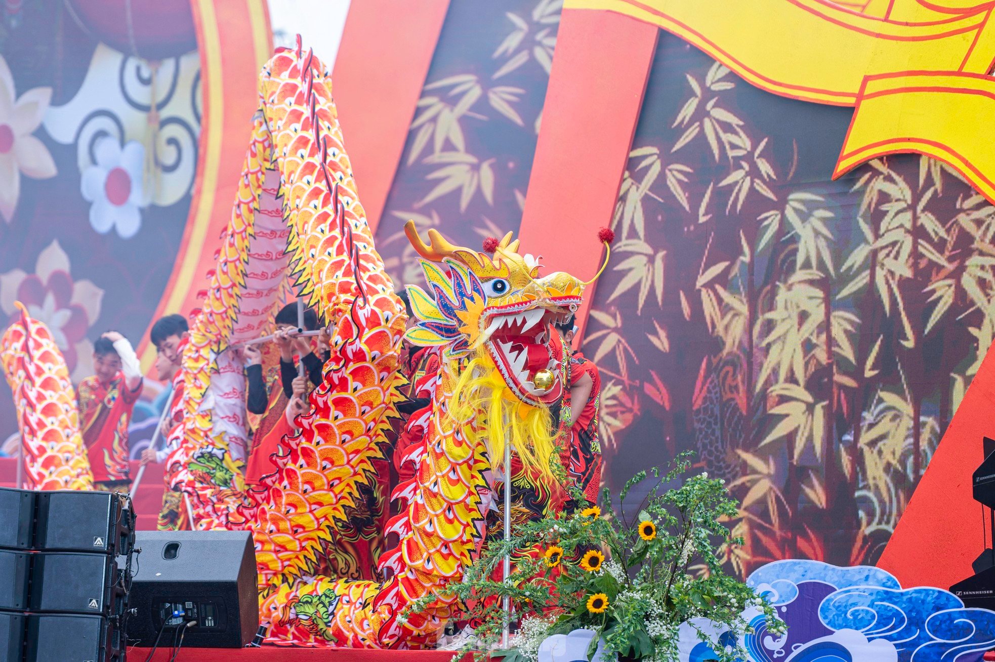 Thousands of people attend Tranh Temple Festival 2025 photo 12