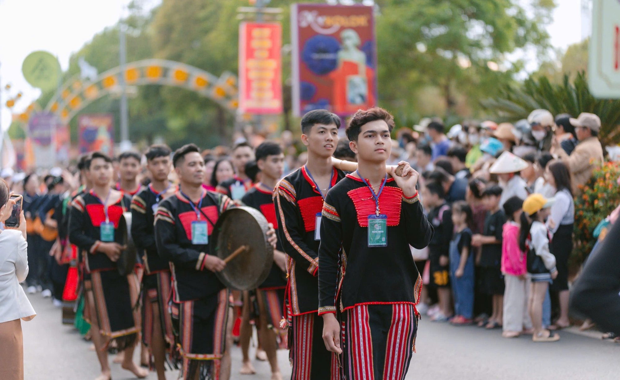 Cận cảnh hàng vạn người chen chân tại Lễ hội đường phố - Lễ hội cà phê Buôn Ma Thuột- Ảnh 2.