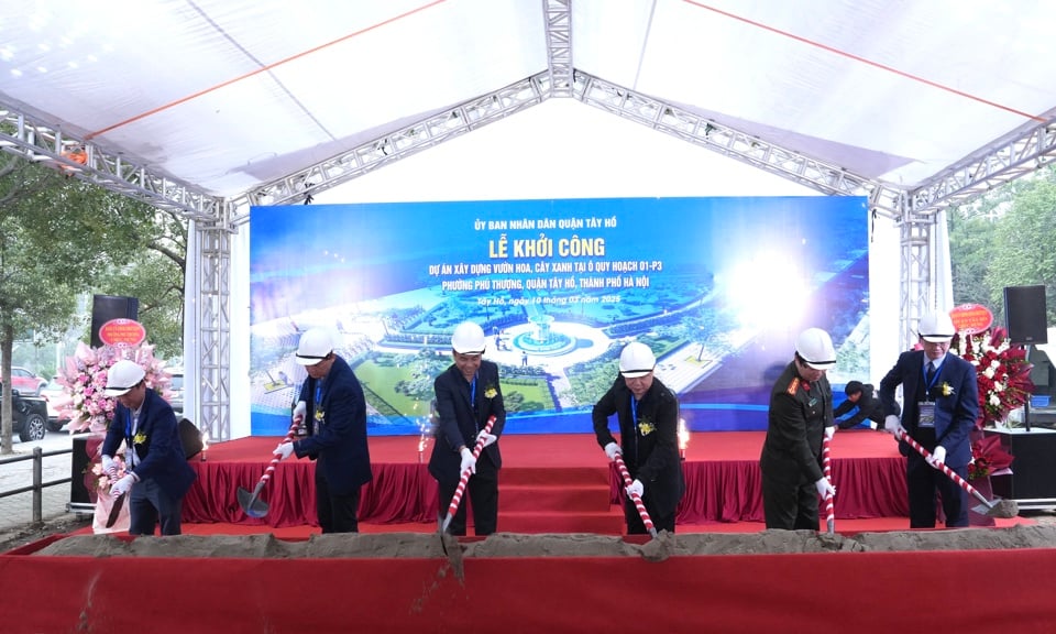 Delegates performed the project groundbreaking ceremony.