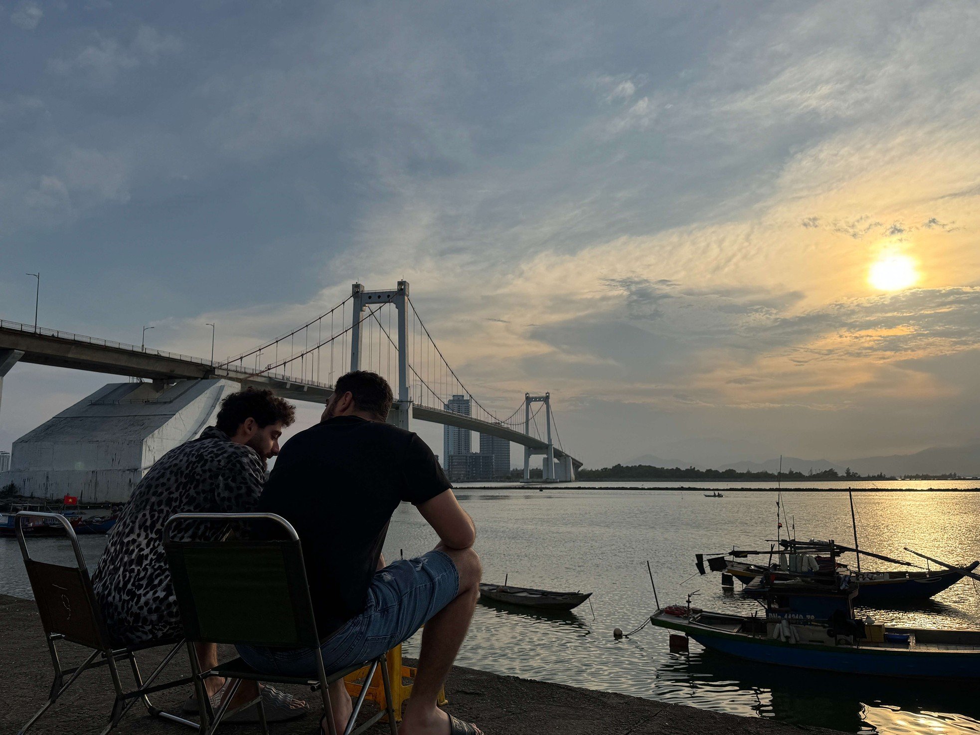 Den extrem „coolen“ Sonnenuntergang unter der Brücke beobachten, die den Fluss vom Meer in Da Nang trennt. Foto 14