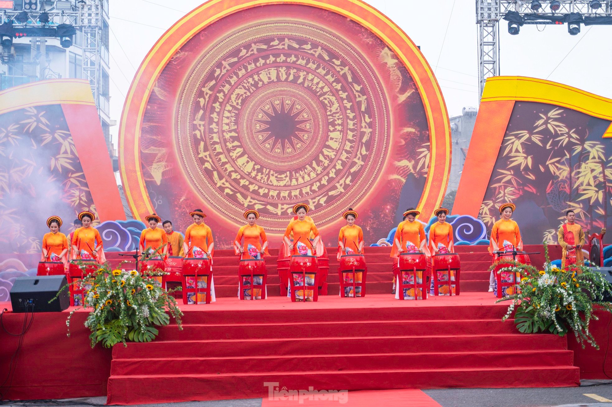 Thousands of people attend Tranh Temple Festival 2025 photo 11