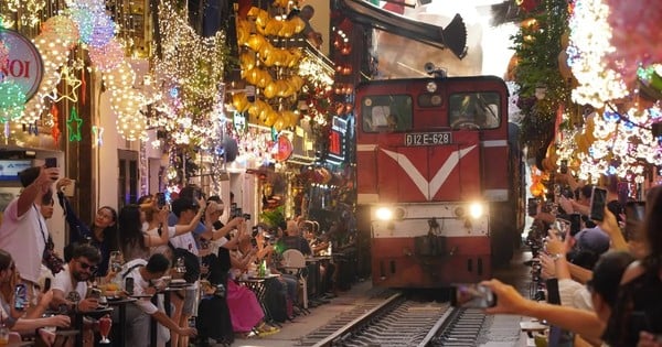 Kaffee auf der Straße im Zug in Hanoi heizt dem Parlament ein